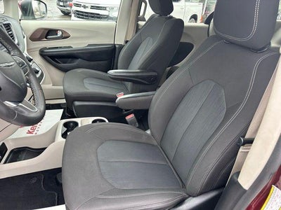 2022 Chrysler Voyager LX FWD